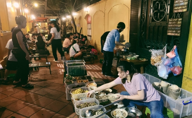 Quán chay vỉa hè gần phố cổ thu hút đông khách