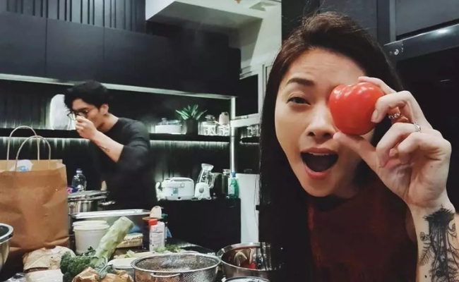 Vợ chồng Ngô Thanh Vân giàu nứt vách vẫn làm phục vụ quán chay "giá cao hơn món mặn"