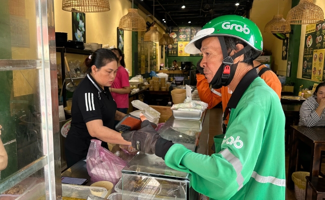 Tranh cãi chuyện quán chay ở TP.HCM để shipper xếp hàng đợi bên ngoài nắng nóng: Chủ quán lên tiếng